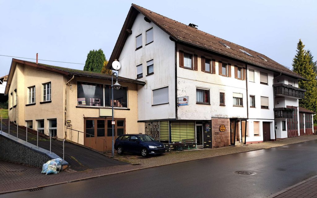 Wohnen und Arbeiten: Drei separate Wohnungen und 3 Werkstatthallen - Ihre Chance in Göttelfingen!